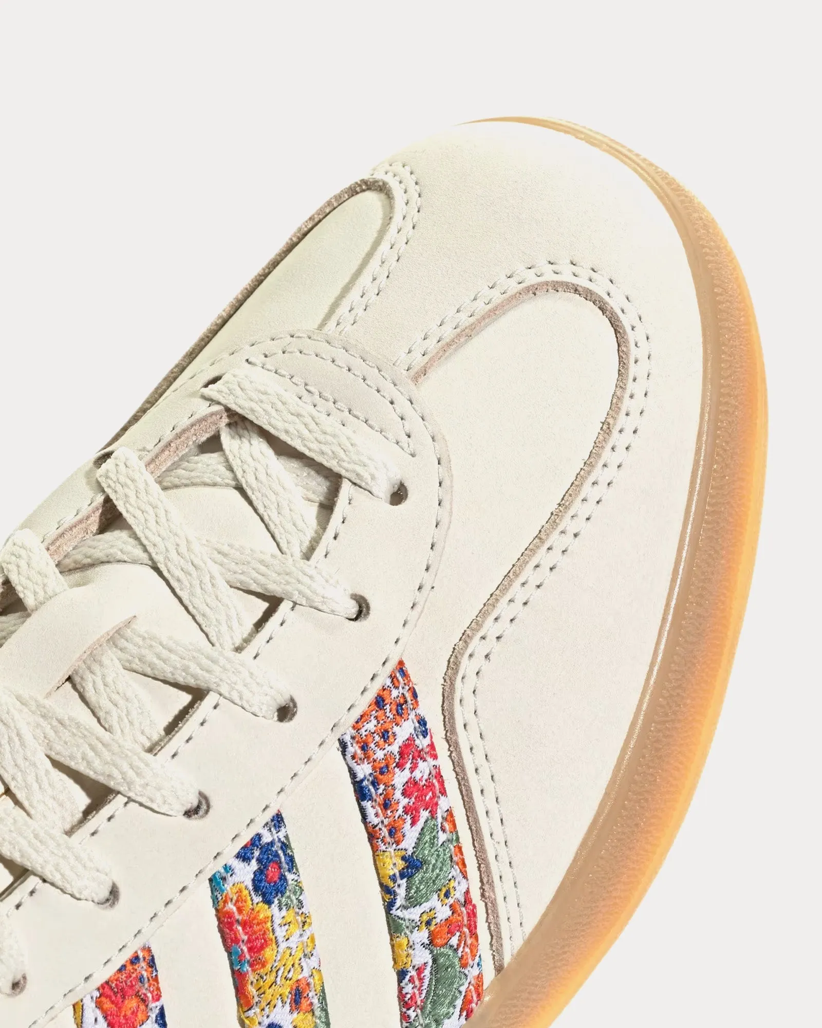 Gazelle Indoor Liberty London Print Off White / Gold Metallic / Gum Low Top Sneakers